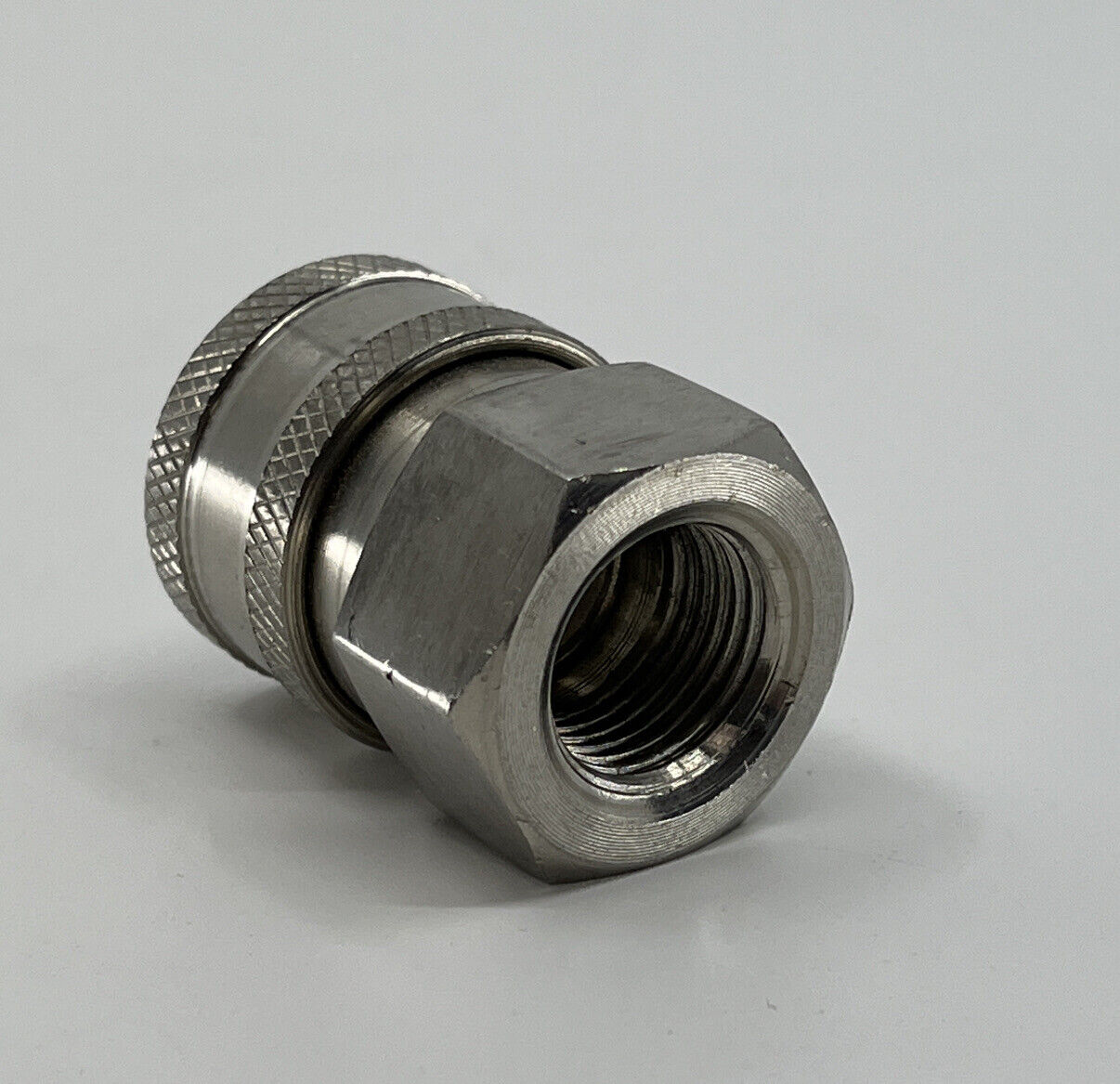Acoplamiento rápido de acero inoxidable JE Adams de 3/8" FPT - 7243P